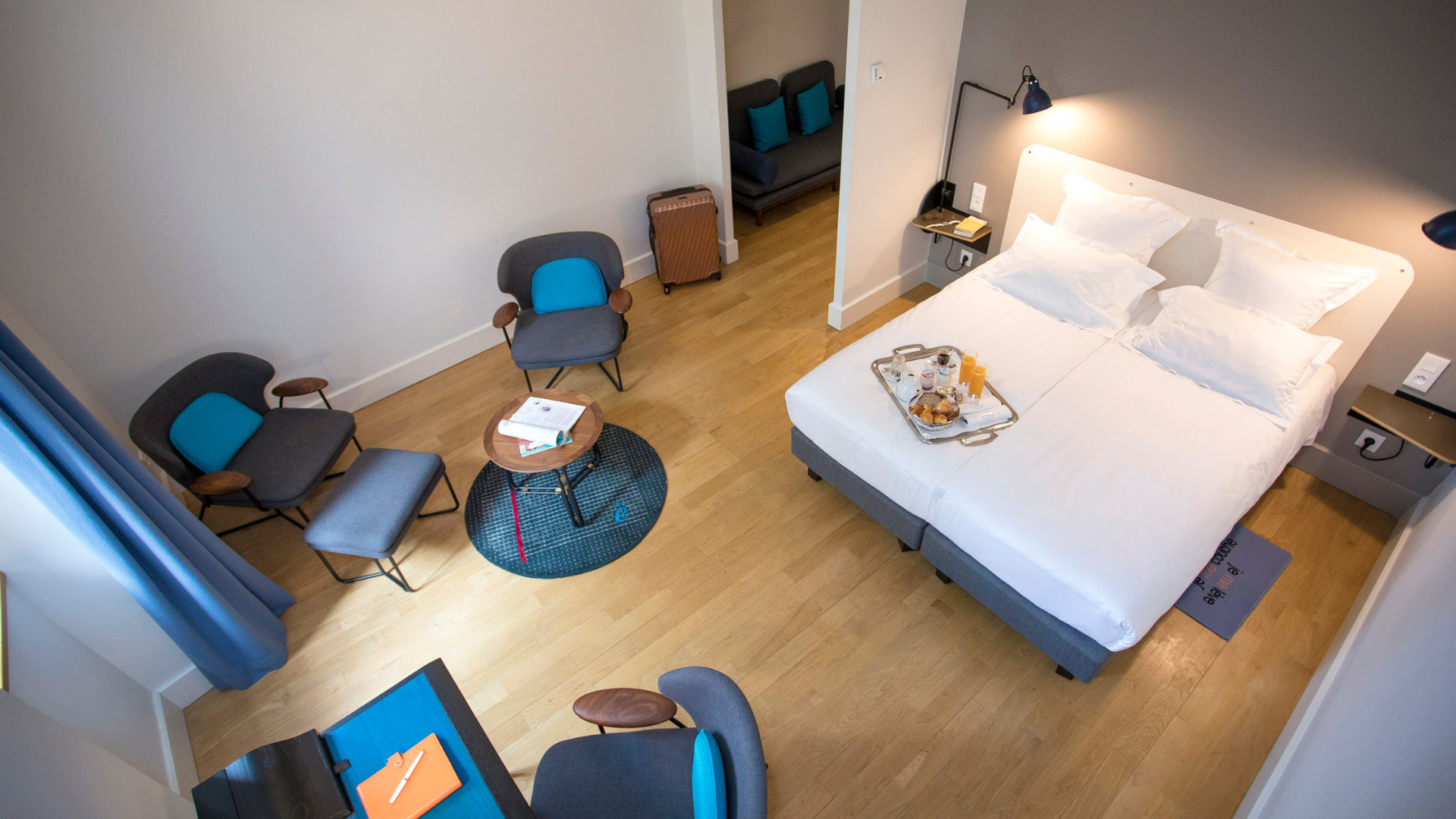 Chambre d'hôtel moderne avec petit-déjeuner sur le lit.