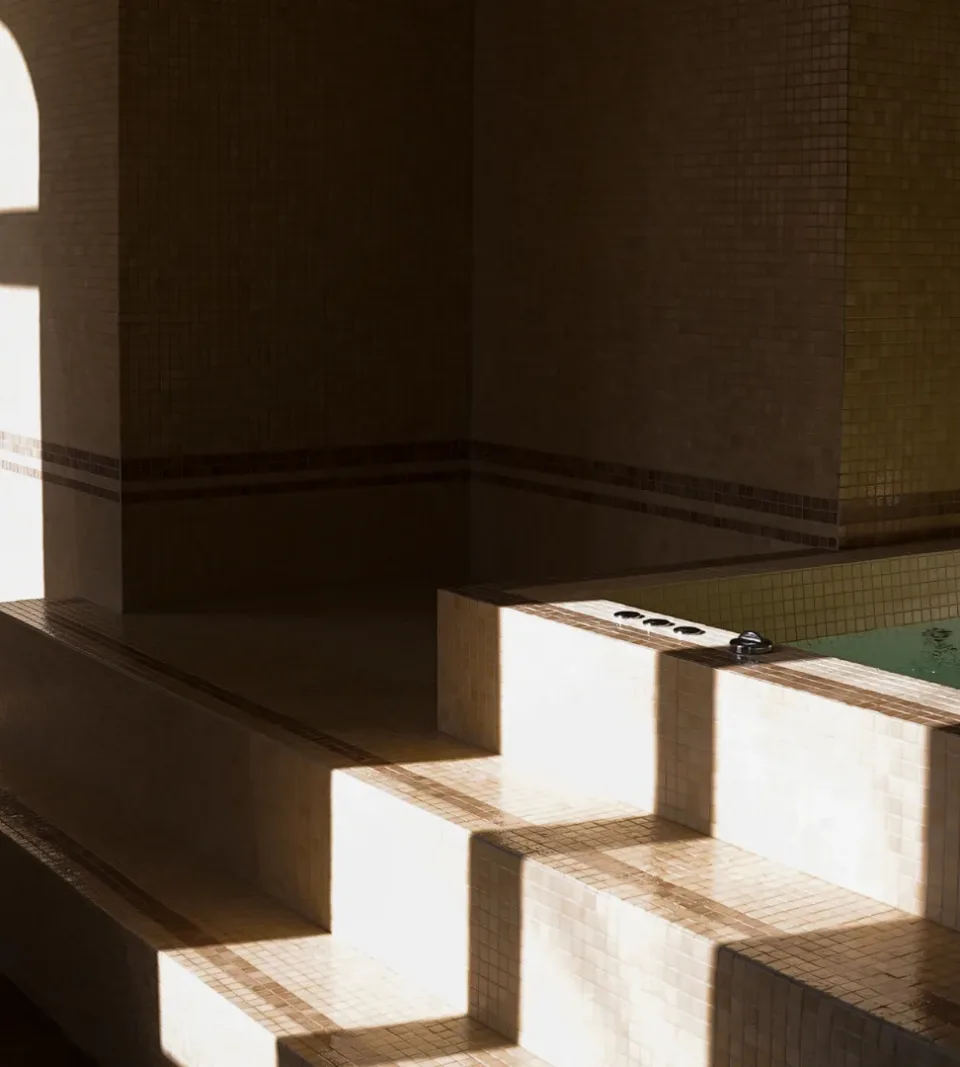 Bain calme avec lumière naturelle et reflet d'eau.